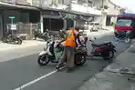 VIRAL, Kakek 72 Tahun Tukang Parkir di Mentok Pasang Tarif Seiklasnya