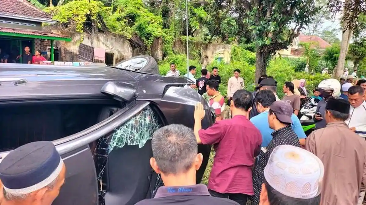 KABUR setelah Serempet Motor di Malang, Mobil Hitam Alami Pecah Ban, Penumpang Terluka 'Terguling'