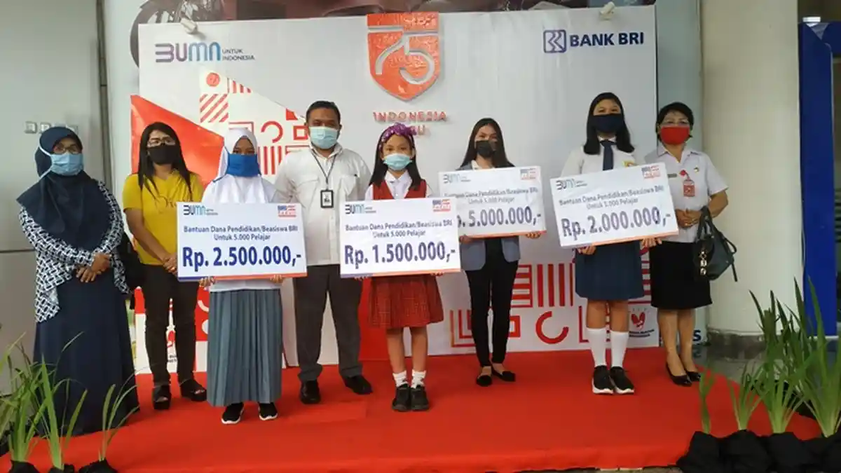 Maknai HUT ke-75 RI, BRI Cabang Manado Serahkan Beasiswa bagi Puluhan Pelajar dan Mahasiswa