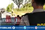 penumpang-ojek-online-jalan-kaki-karena-driver-enggan-menerobos-razia-gabungan-di-jembatan-suramadu_20180520_101143.jpg