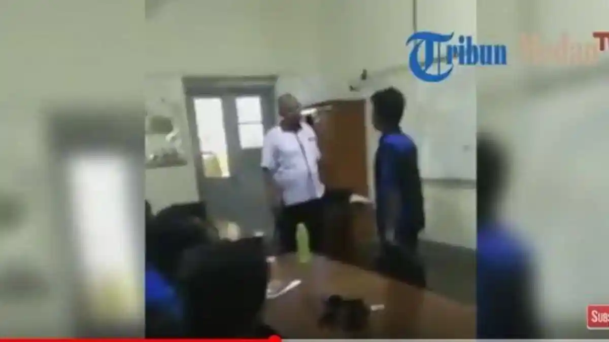 Video 2 Guru Duel di Dalam Kelas Ditonton Murid, Para Murid Akhirnya Memisahkan, Ini Gara-garanya