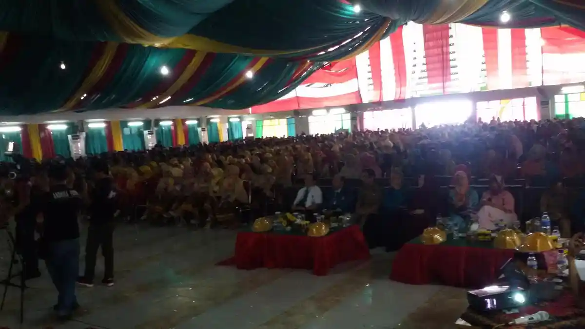 UIT Makassar Wisuda 600 Alumni