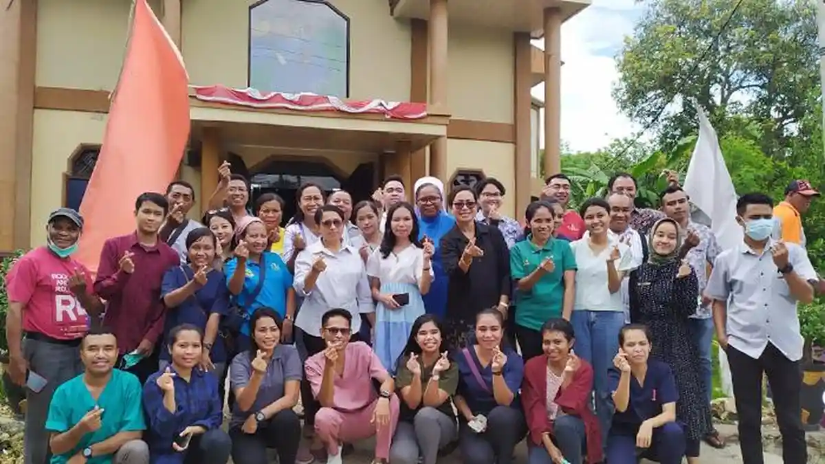 Keluarga Cinta Kasih dan RS Leona Kupang Bakti Sosial Pengobatan di Naimata Kupang