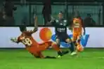 Antoni Putro Berebut Bola Dengan Firly