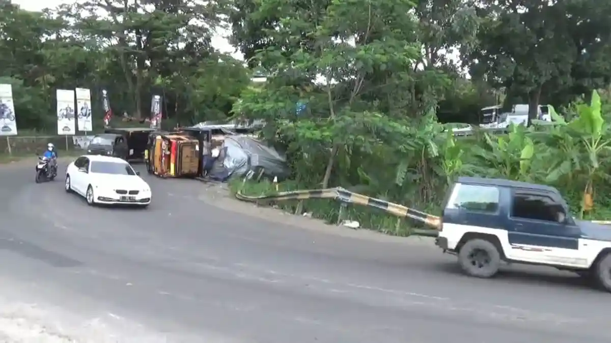 Kloset Berhamburan ke Jalan, Truk Tronton Terguling di Tikungan Cibangkong Sumedang Siang Tadi