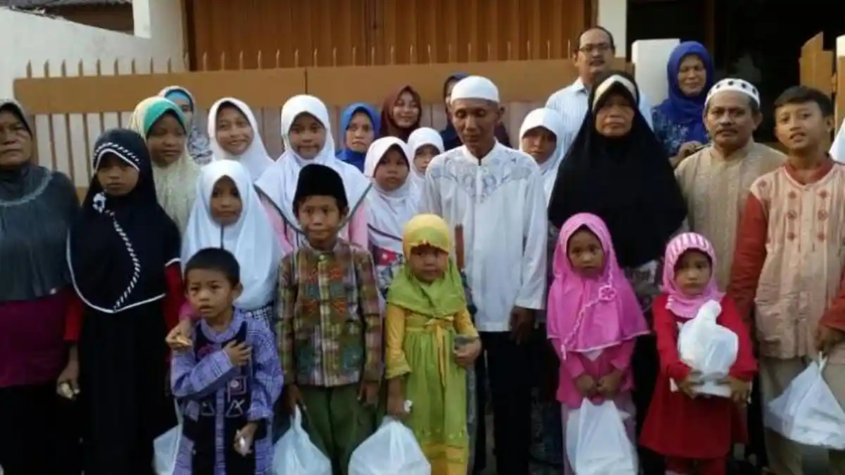 Walaupun Hanya Pemecah Batu, Pria Ini Mampu Hidupi 65 Anak Yatim