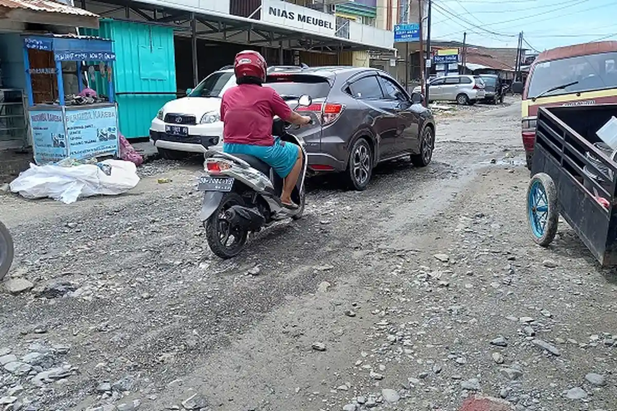 Lagi-lagi Jalan Rusak di Kawasan New Mall Tatura Palu DIkeluhkan Warga