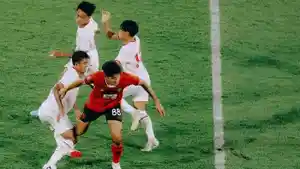 20241204_Pemain-Bali-United-saat-dikepung-3-penggawa-Timnas-Indonesia.jpg