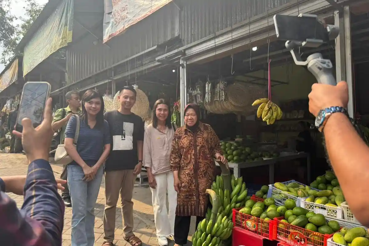 Pengunjung dan Pedagang di Kawasan Wisata Trawas Antusias saat Menyaksikan Kehadiran Bu Risma