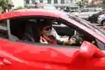 Roro Fotria Bawa Mobil Mewah saat Sambangi Polres Jaksel