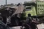 tabrakan-dump-truk-di-Jalan-Raya-Deandles-Bungah-Gresik.jpg