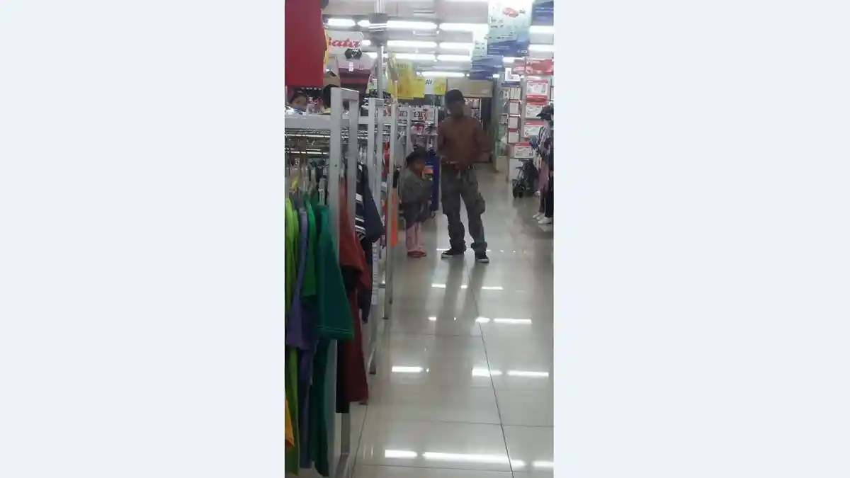 Jadi Viral, Kisah Bapak Bertelanjang Dada dengan Anaknya di Swalayan Ini Bikin Haru Netizen