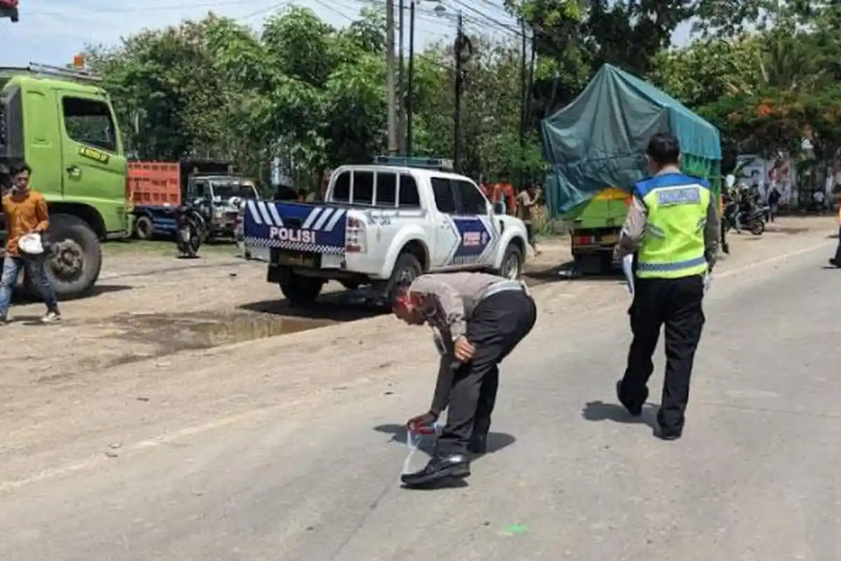 Aksi Ugal-ugalan Sopir Truk Bikin Nyawa Pemotor di Probolinggo Melayang