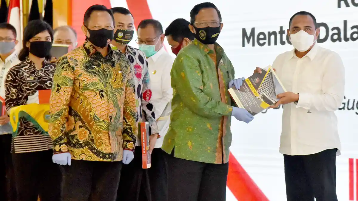 Mahfud MD dan Tito Karnavian Berikan Buku Panduan kepada Kepala Daerah Berstatus Zona Merah Covid-19