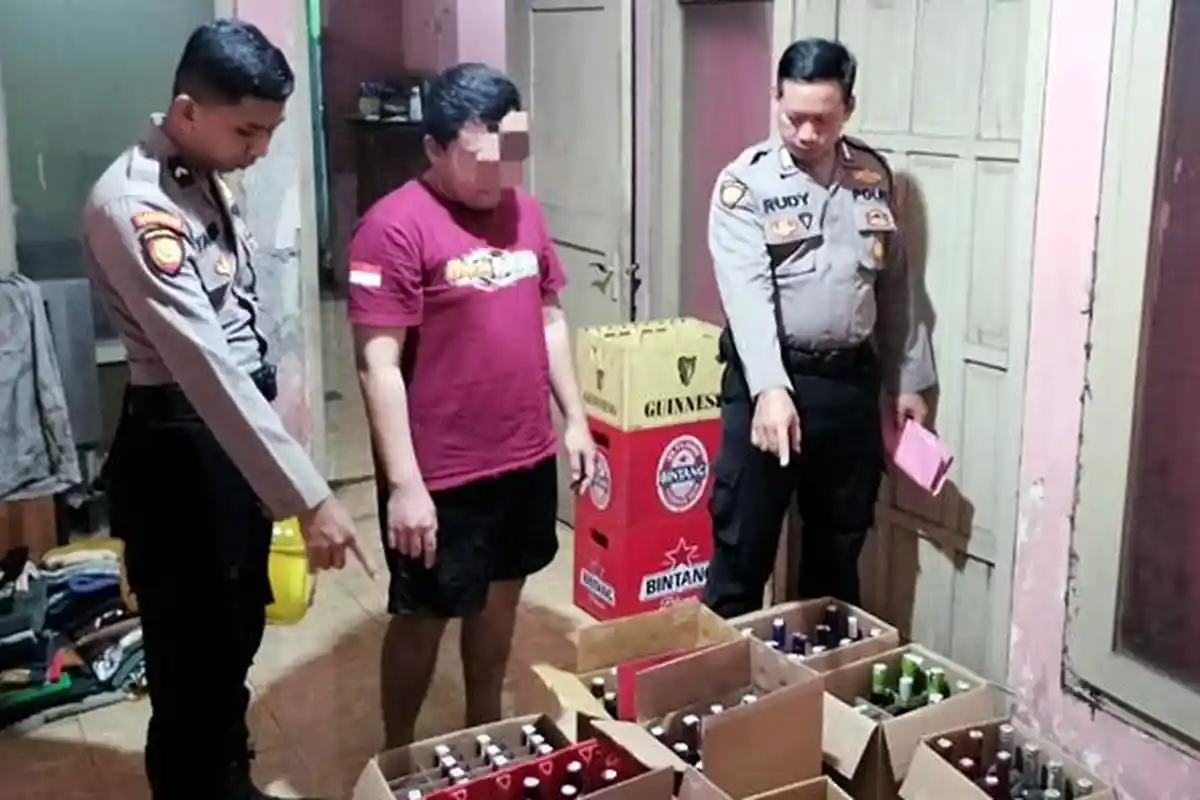 Penggerebekan Rumah di Menganti Gresik, Polisi Amankan Ratusan Botol Miras