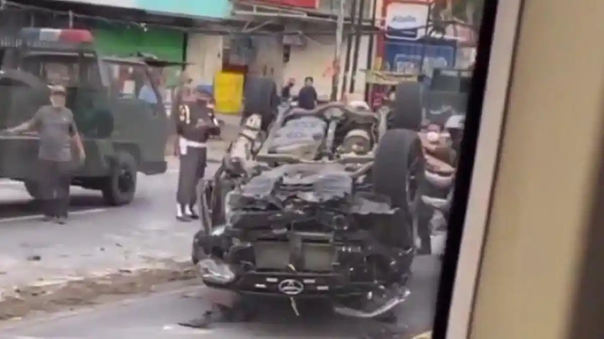Mobil Dinas TNI Terguling di Jatinegara, Alami Kerusakan Berat, Ban Menghadap ke Atas 