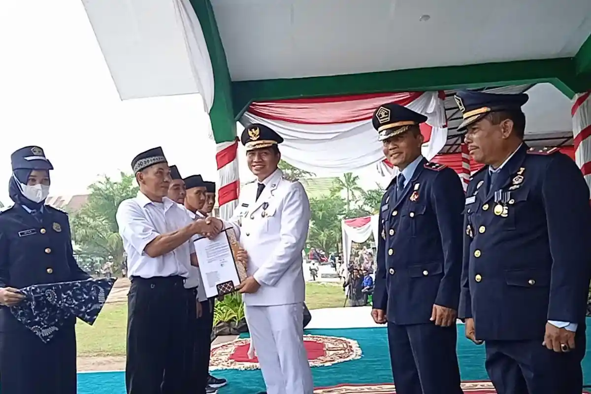 Peringatan HUT RI, Bupati Fadhil Serahkan Remisi pada Warga Binaan