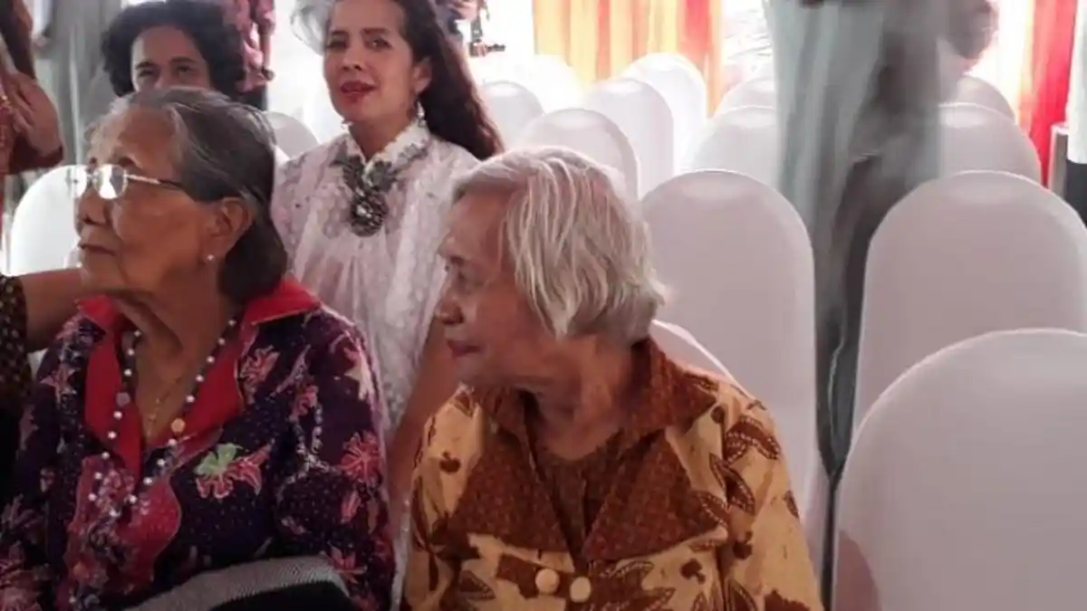 ‎Oma Amelia dan Eyang Siska Rela Panas-panasan Ngantre Demi Berlebaran dengan Jokowi