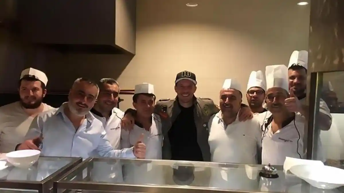 Mau Makan di Restoran, Lukas Podolski Malah Dipaksa Memasak