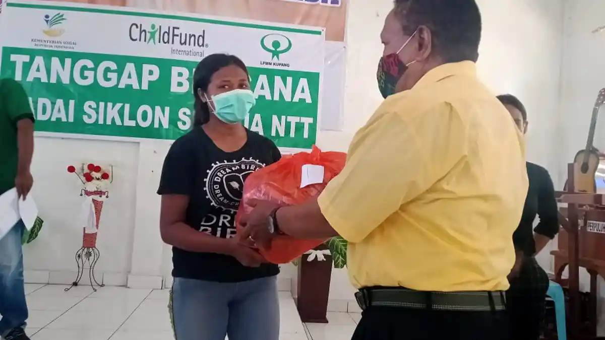 Childfund dan LPMM Kupang Bagi Bantuan Ke Sejumlah Anak Korban Badai Seroja