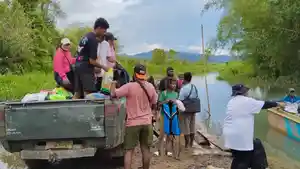 Tenaga-kesehatan-Nakes-di-Puskesmas-Yamor-diungsikan.jpg
