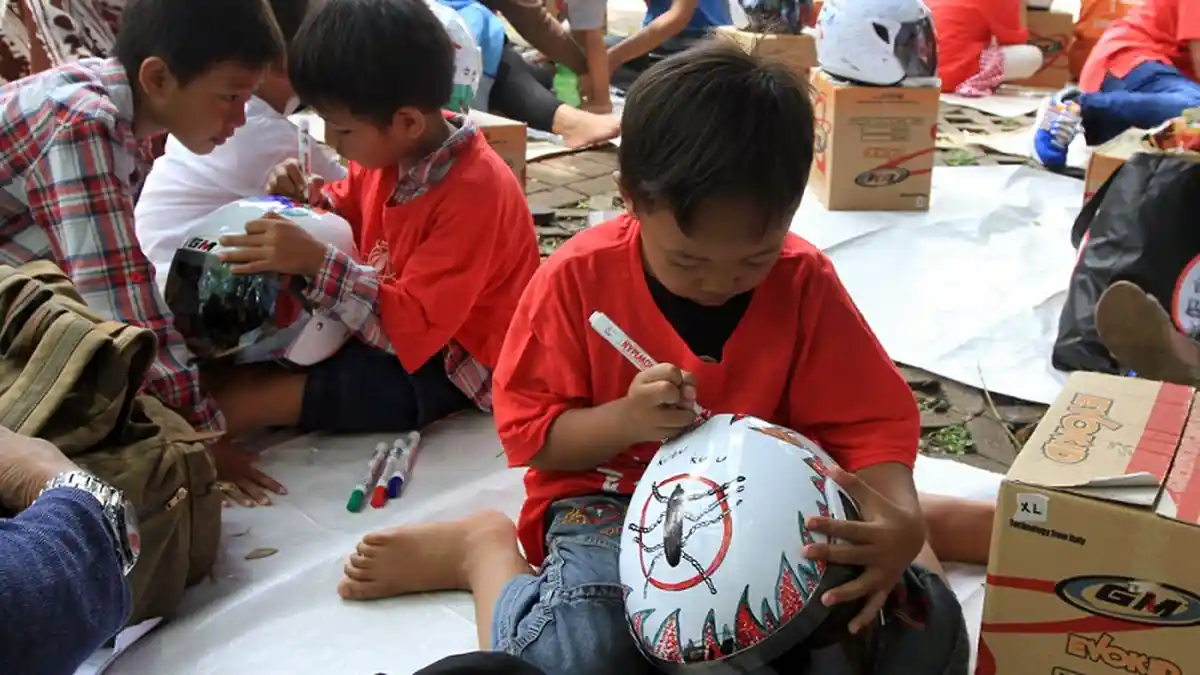 Serunya Lomba Mewarnai Helm Anak di Burtor 2016