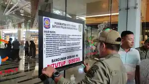 Petugas-Satpol-PP-Kota-Medan-menyegel-pusat-perbelanjaan-Centre-Point-Medan1.jpg