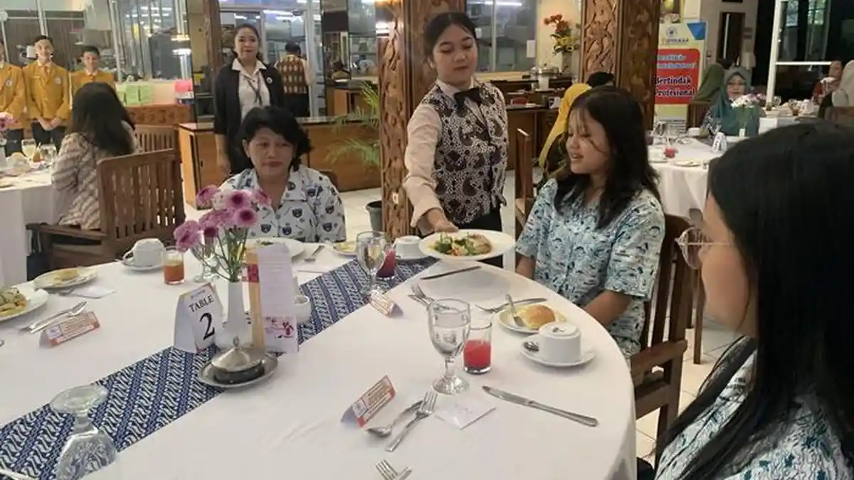 Mahasiswa STIPRAM Yogyakarta Praktik Langsung Sitting System dan Table Manner Course