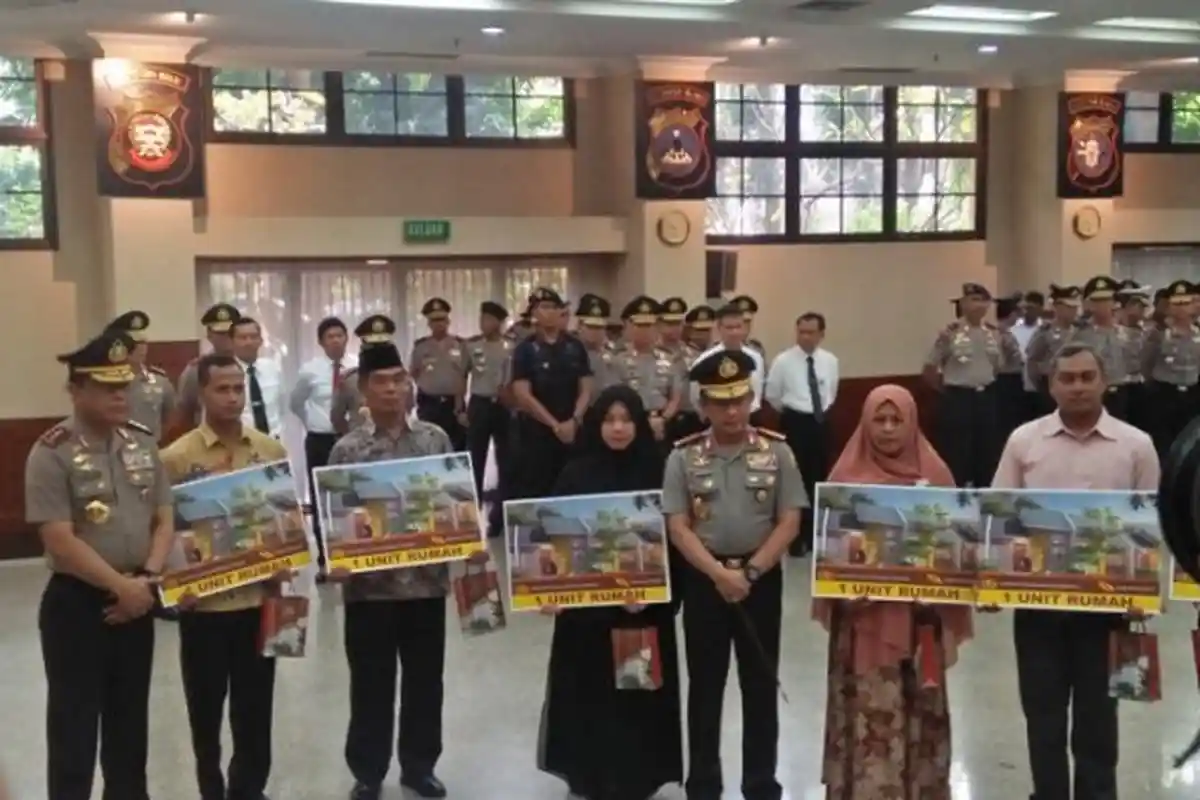 Polisi Penembak Teroris Dapat Pin Emas, Polisi Lain Naik Pangkat, Ayo Semangat Berantas Teroris