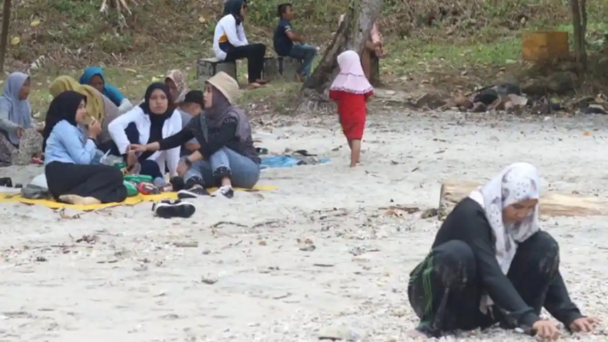 Wisatawan Bandel Tetap Kunjungi Pantai di Trenggalek Meski Dilarang