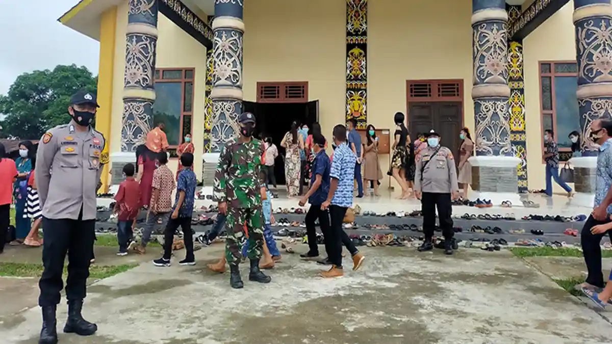 Sinergi TNI Polri Amankan Natal di Sintang