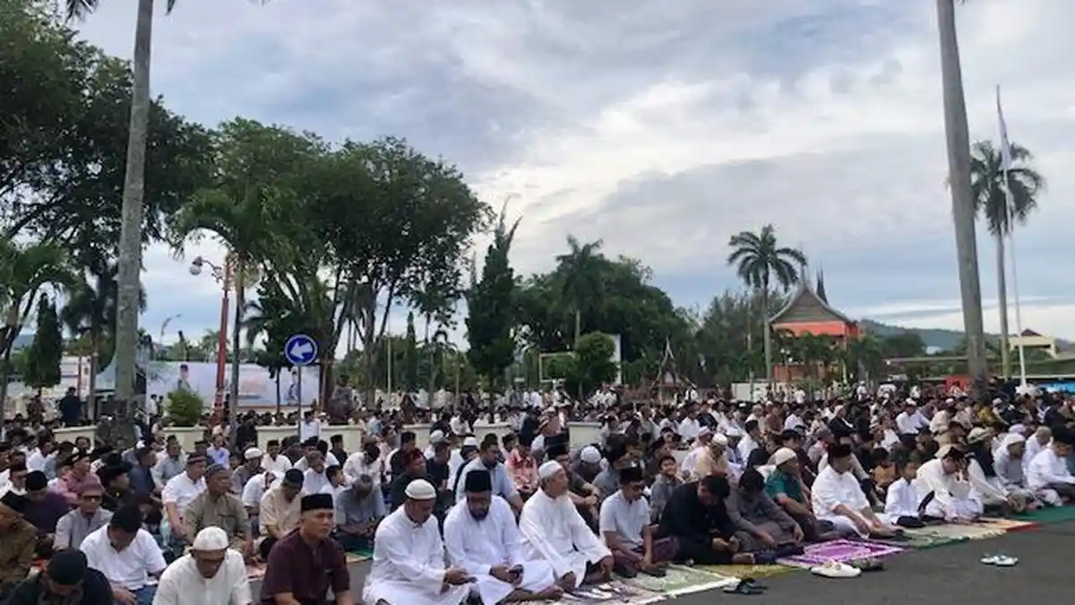 Jemaah Tarekat Syattariyah di Padang Pariaman Laksanakan Salat Idul ...