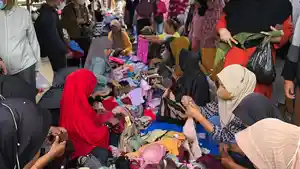 warga-serbu-lapak-pakaian-dalam.jpg