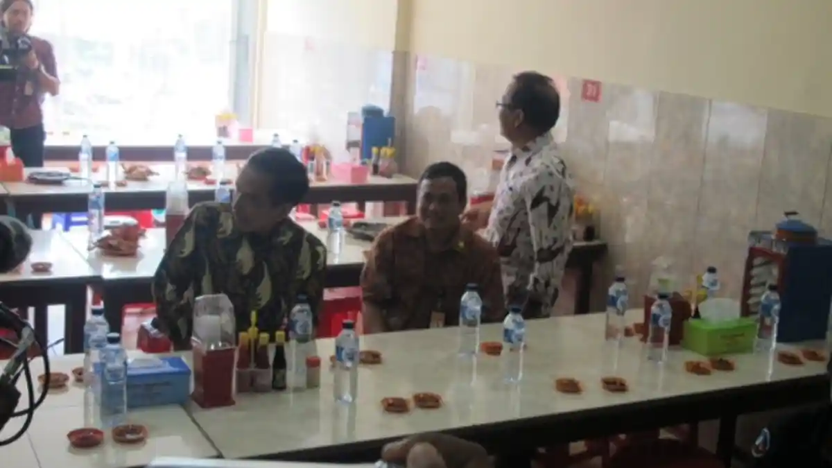Tanpa Kerang Bambu Jokowi Asyik Santap Ikan Bakar