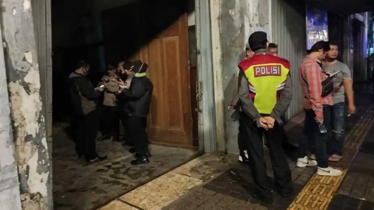 Bikin Geger! Pekerja Temukan Bahan Peledak TNT dan Senjata Api di Jalan Asia Afrika Bandung