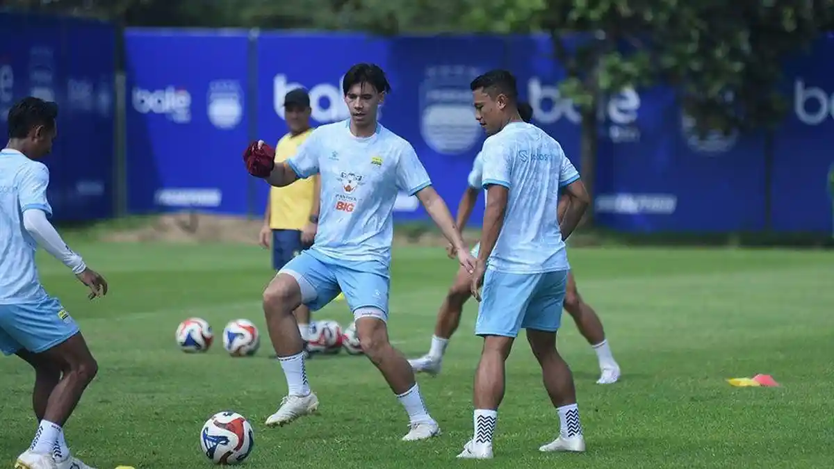 Gabungkan Memori Debut Klub dan Timnas, Ini Makna Mendalam Nomor Punggung 44 Dion Markx di Persib