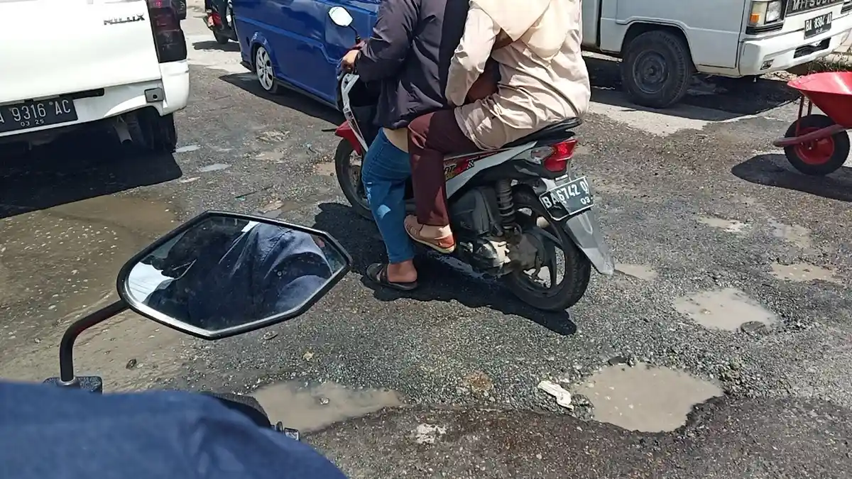 Viral Video Jalan Berlubang Dekat Stasiun Bukit Putuih Teluk Bayur Padang, Pengendara Sering Jatuh