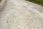 Warga Desa Karuni SBD Minta Pemerintah Aspal Jalan Rusak Menuju Pantai Wisata Mananga Aba