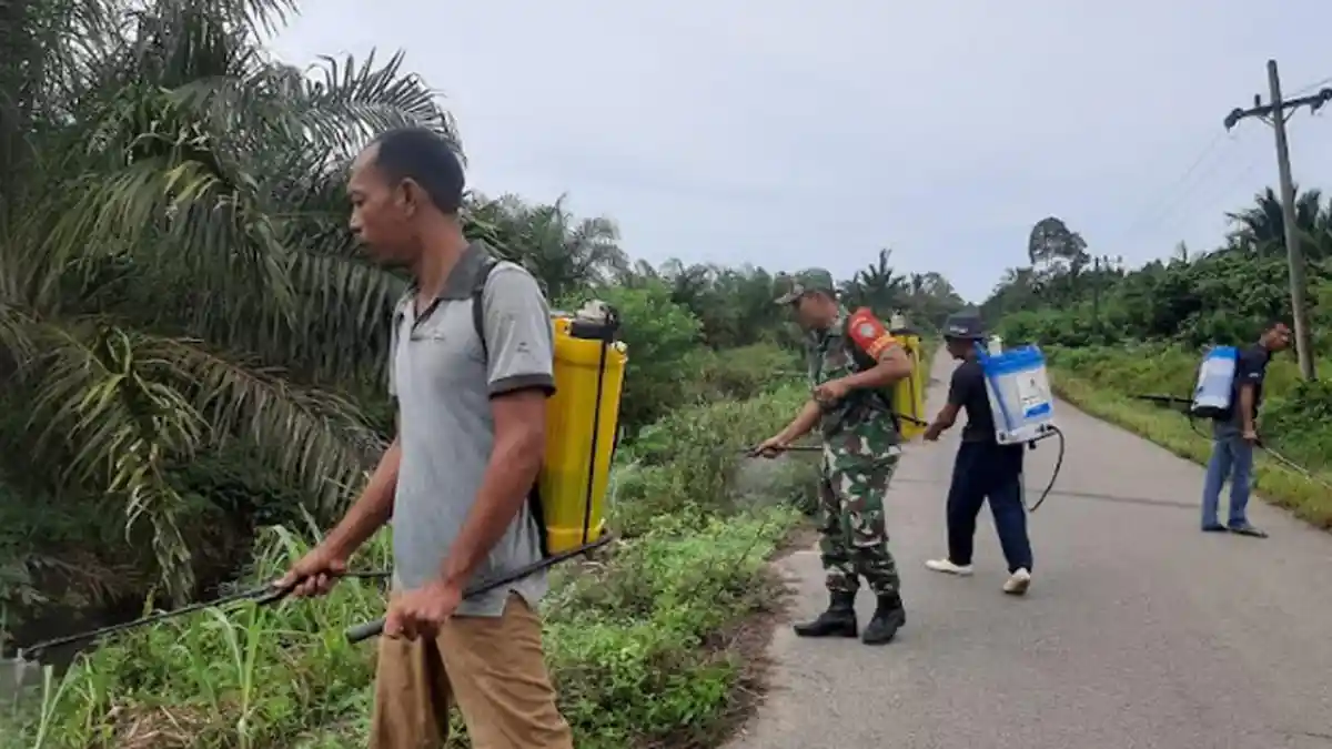 Jaga Kebersihan Lingkungan, Babinsa 08/Bakongan dan Perangkat Gampong Kerja Bakti