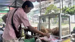 Seorang-pedagang-kaki-lima-menyiapkan-dagangan-menggunakan-plastik-kemasan-111.jpg