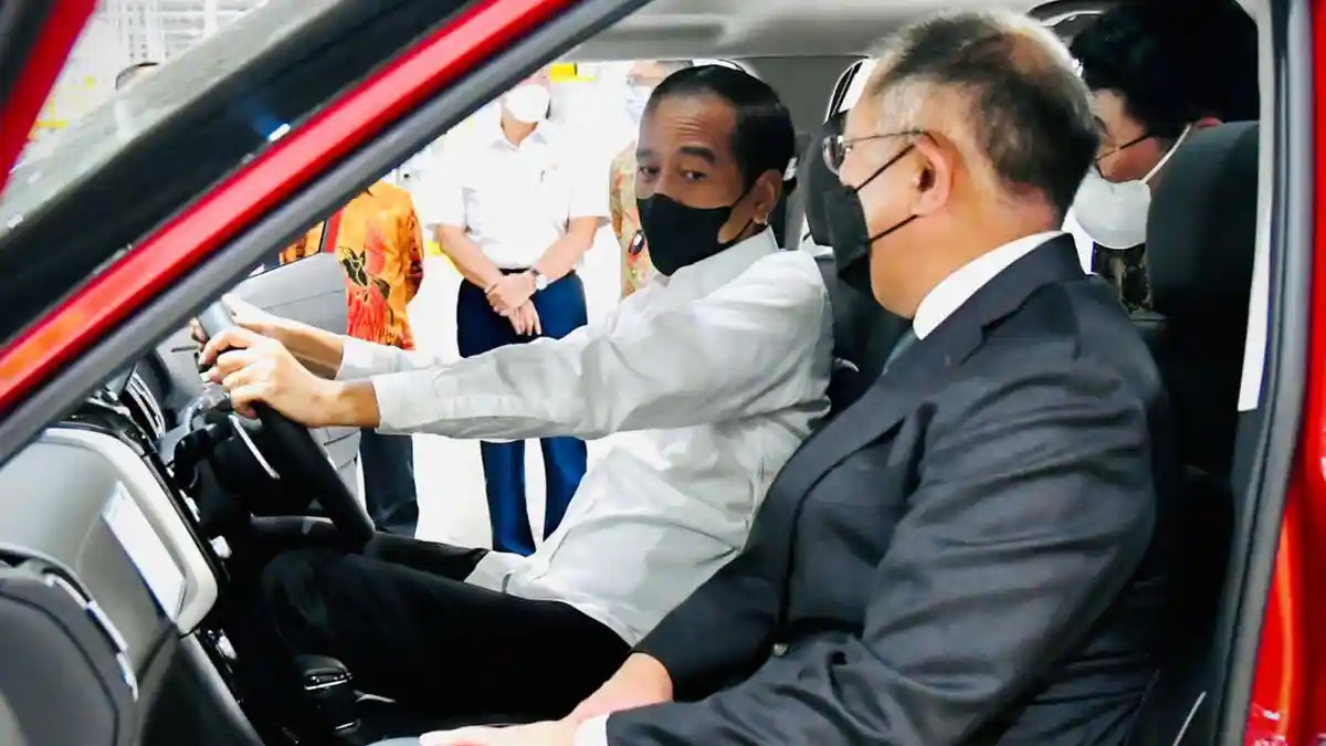 Presiden Jokowi Luncurkan Mobil Listrik Pertama yang Dirakit di Indonesia