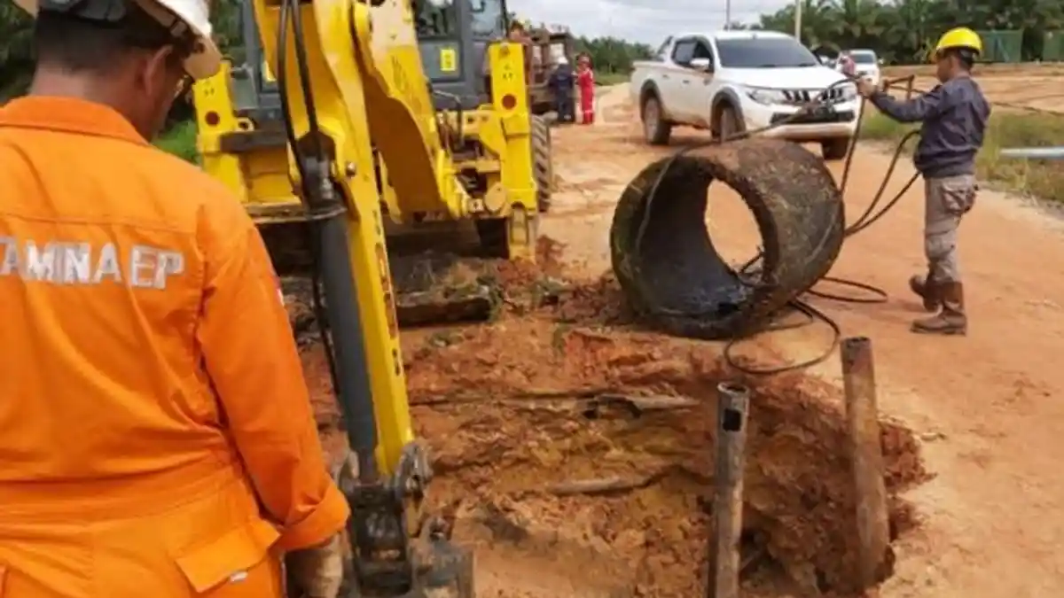 Gorong-Gorong Pecah, Badan Jalan Menuju Jalan Arah Sungai Gelam Longsor dan Menyempit