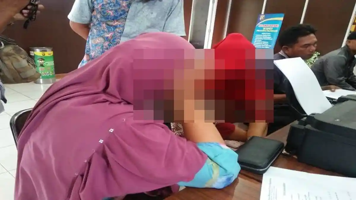 Dua IRT Tangga Ini Sembunyikan 27 Potong Pakaian Anak-anak Hasil Ngutil Dibalik Pakaian Mereka