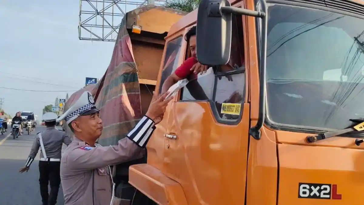 Polri Peduli Masyarakat, Sat Lantas Polres Simalungun Bagi-bagi Segitiga Pengaman di Jalan Medan