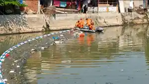 pemasangan-alat-penahan-sampah-atau-trash-boom-di-sejumlah-sungai.jpg