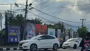 Sejumlah-APD-paslon-di-Simpang-Jalan-Raya-Lukluk.jpg