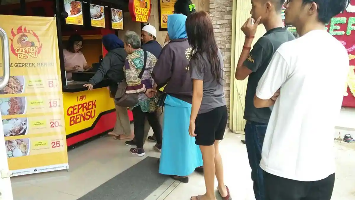 Foto Keramaian Antrean di Geprek Bensu Gratis Minuman, Mau?