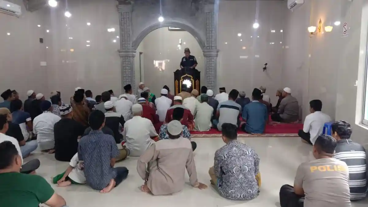 Humas Polres Sibolga Dengar Curhat Para Jemaah Usai Salat Jumat