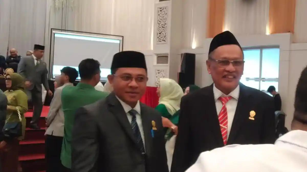 Dua Anggota DPRD Kota Gorontalo Tampil dengan Pakaian Berbeda dalam Pelantikan, Ada Apa?