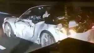 VIRAL-Mobil-Porsche-Berjalan-Lambat-Saat-Didekati-Ternyata-Kepala-Pengemudi-Sudah-Putus.jpg